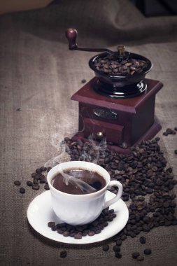 Eski moda kahve öğütücüsü ve bardak.