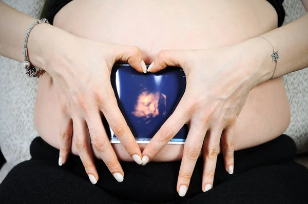 Těhotná Žena Dělá Srdce Tvar Břiše — Stock fotografie