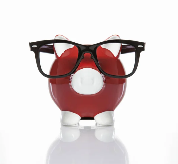 Une Tirelire Rouge Portant Des Lunettes Isolé Sur Blanc — Photo