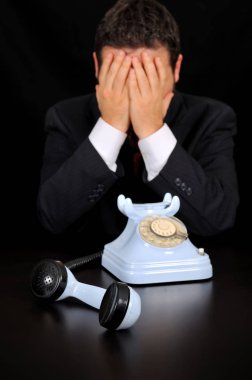 İş adamları kötü haber siyah arka plan üzerine almış