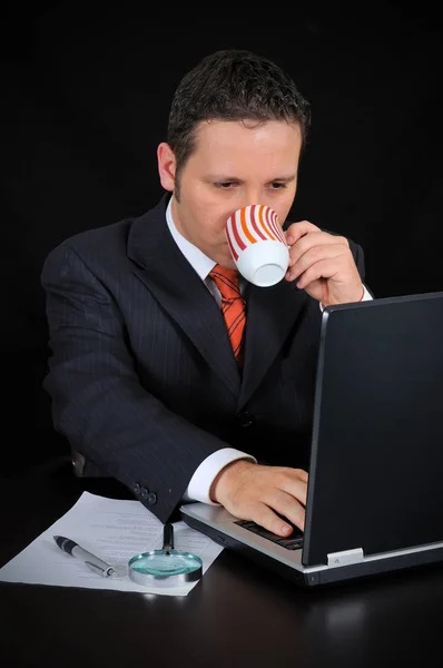 Uomo Affari Sta Bevendo Caffè Lavorando Sullo Sfondo Nero — Foto Stock