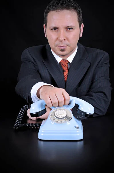 Бизнесмен Ждет Важный Звонок Черном Фоне — стоковое фото