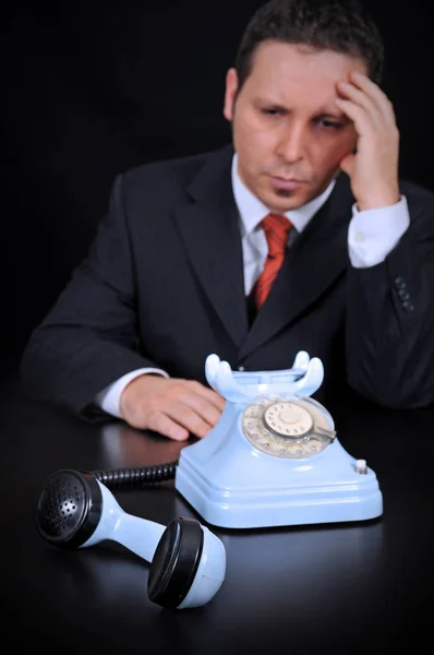 Беспокойный Бизнесмен Телефоном Черном Фоне — стоковое фото