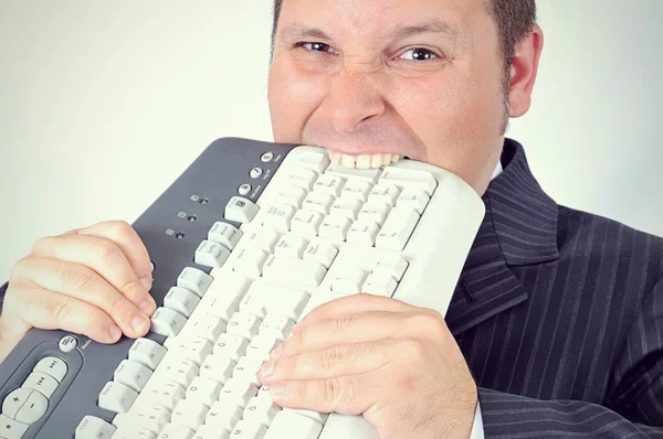Бизнесмен Кусает Компьютерную Клавиатуру — стоковое фото