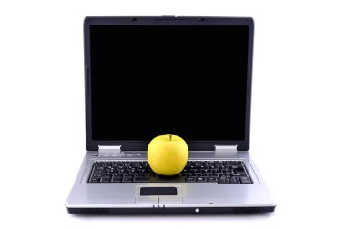 Dizüstü bilgisayarda beyaz arka planda elma