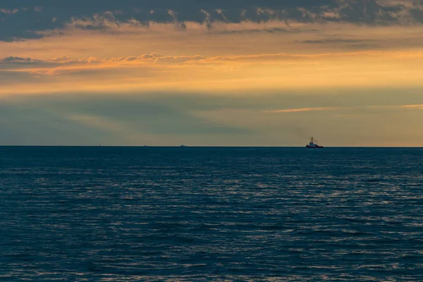 Захід Над Морською Водою Після Грози Сповнений Хмар Яскравих Кольорів — стокове фото
