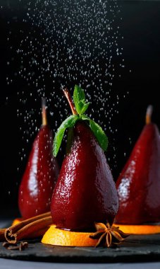 Şarabın içindeki armutlar.