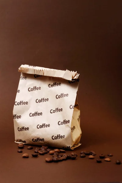 Papierowa Torba Kawą Ziarnem Kawy — Zdjęcie stockowe