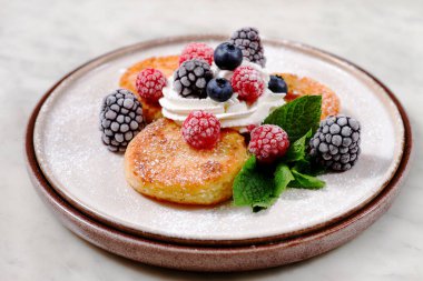 Çilekli gözleme, donmuş dut, peynirli krep, süzme peynir, beyaz bir masada, yatay, kahvaltı., 