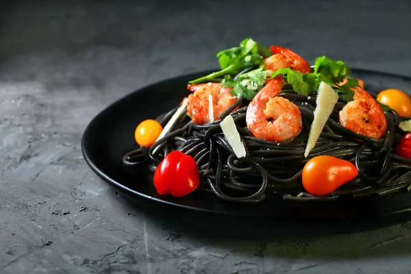 Spaghetti Negro Włoski Czarny Makaron Owocami Morza Krewetkami Ser Pomidor — Zdjęcie stockowe