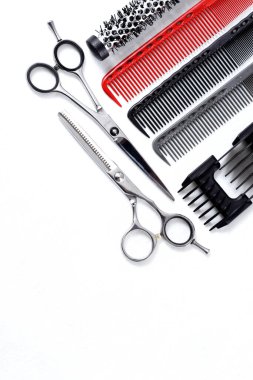 Kuaförler ve kuaförler için profesyonel kuaför aletleri. beyaz arkaplan üzerinde, dikey, kopyalama alanı, 