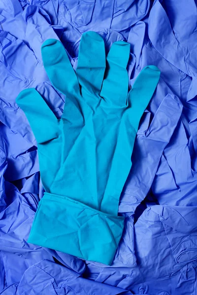 医療用手袋 使い捨て 近距離 テクスチャ パターン 砕いた 抽象的 プラスチック 折り畳まれた 上からのビュー — ストック写真