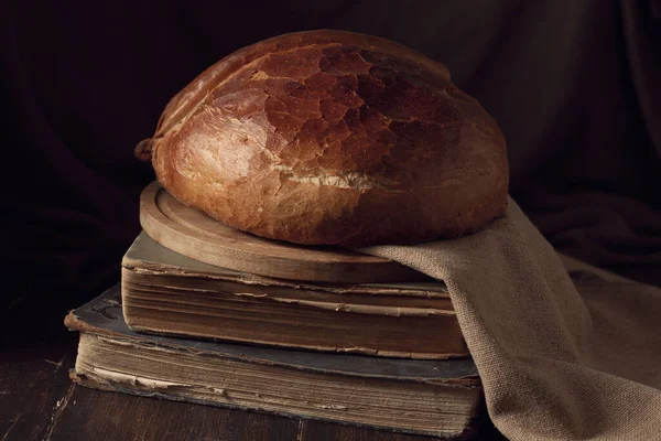 Pagnotta Pane Stile Futuristico Libri Antichi Tavolo Legno Sfondo Marrone — Foto Stock