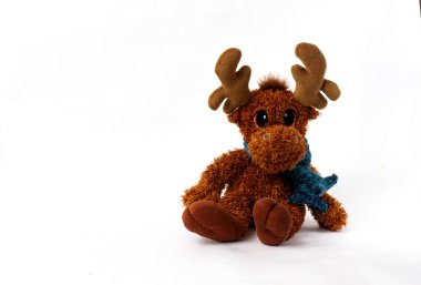yumuşak kahverengi geyik, beyaz arka planda, yeni yıl ve noel, yatay