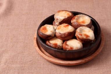  Ketsi 'de suluguni peyniri ile pişirilmiş mantarlar, geleneksel bir Gürcü yemeği, yatay, insan yok. 