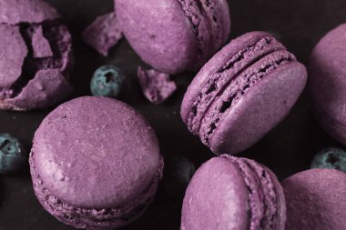 yabanmersinli badem kurabiyeleri, siyah arka planda, yukarıdan görünüm