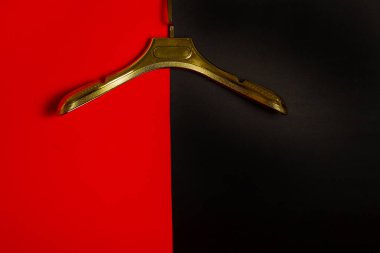 Kara Cuma duvar kağıdı, kırmızı ve siyah arkaplanda asılı.