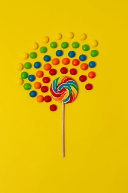  Lolipoplar, renkli, sarı arka planda, dragee ile