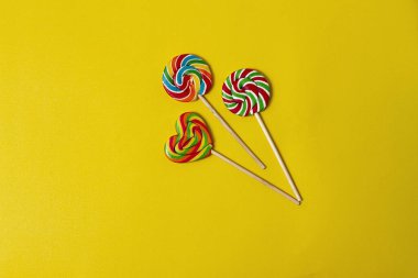  Lolipoplar, renkli, sarı arka planda, yatay 