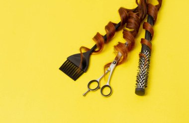 Kuaför stilisti araçları, makas, tarak, fırça, sarı arka plan, yatay 