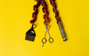 Kuaför stilisti araçları, makas, tarak, fırça, sarı arka plan, yatay 