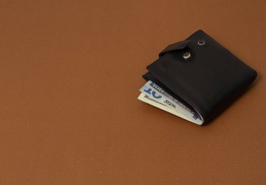  Para dolu cüzdan, bej arka planda erkek siyahı, üst manzara, yatay