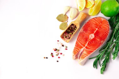 somon balığı bifteği, kelebek, taze, çiğ, baharatlı, sağlıklı yemek, beyaz arka plan,