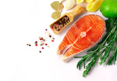 somon balığı bifteği, kelebek, taze, çiğ, baharatlı, sağlıklı yemek, beyaz arka plan,