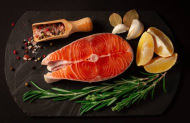  somon balığı bifteği, kelebek, taze, çiğ, baharatlı, sağlıklı yiyecekler.,