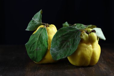 Ayva meyvesi, ahşap bir masada, yatay, seçici odak, kırsal