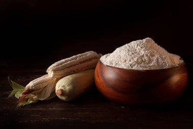 Tahta zemin üzerinde mısır unu, yatay, kırsal 