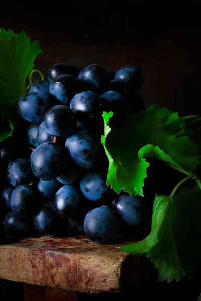 Uvas Negras Con Hojas Rústicas Vista Desde Arriba — Foto de Stock