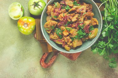 Kızarmış yeşil domates, soğan ve baharatlı, yeşil domates aperatifi, Gürcü mutfağı, ev yapımı, insan yok.,