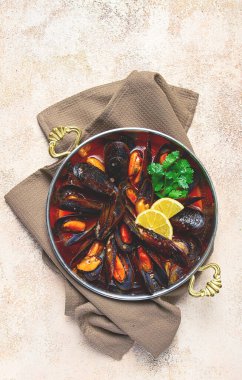 Domates soslu midye, ev yapımı, insan yok.,