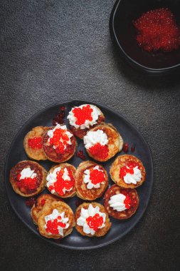 Demidoff gözlemeleri, mini krepler, ekşi krema ve kırmızı havyarlı, ev yapımı, insan yok.,