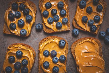 Fıstık ezmeli çavdar ekmeği ve taze yaban mersini, üst manzara, insan yok.,
