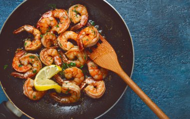 Kızarmış kaplan karidesi, jumbo, sarımsak soslu, tereyağlı, otlu, kızartma tavalı, ev yapımı, insan yok.,