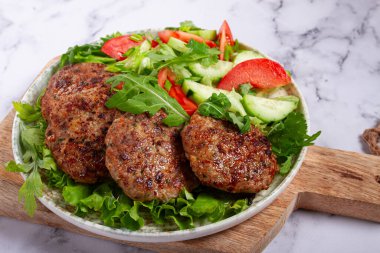 Kızarmış pirzola, kıyma, sebze salatası, ev yapımı, üst manzara, insan yok.,