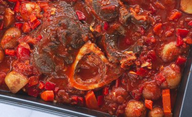 Sebzeli ossobuco yahnisi, kemiğe eklem, yeni patatesler, domates sosu, ev yapımı, üst manzara, insan yok.,