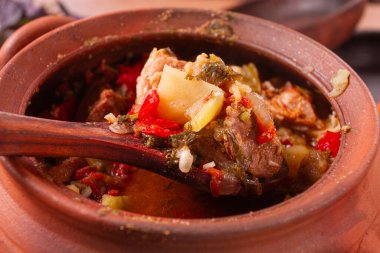Chanakhi, Gürcü yemeği. Kil bir tencerede, ahşap bir masada, sebzeli et, ev yapımı, insan yok.,