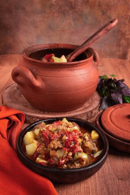 Chanakhi, Gürcü yemeği. Kil bir tencerede, ahşap bir masada, sebzeli et, ev yapımı, insan yok.,