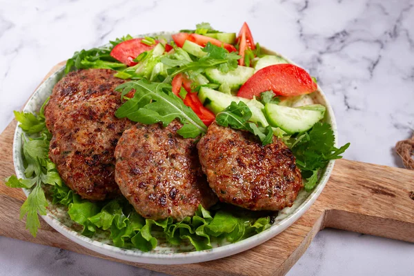 Kızarmış pirzola, kıyma, sebze salatası, ev yapımı, üst manzara, insan yok.,