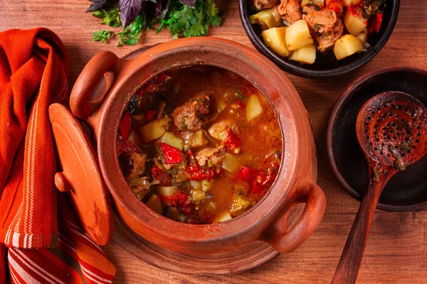 Chanakhi, Gürcü yemeği. Kil bir tencerede, ahşap bir masada, sebzeli et, ev yapımı, insan yok.,