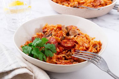 Bigos, Polonya yemeği bigos, masada, haşlanmış etle tava, lahana, sucuklu sosis, mantar, insan olmadan ev yapımı,