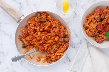 Bigos, Polonya yemeği bigos, masada, haşlanmış etle tava, lahana, sucuklu sosis, mantar, insan olmadan ev yapımı,