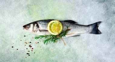 Taze, çiğ, deniz levreği, baharat ve narenciye ile, tek parça, üst manzara, insan yok.,