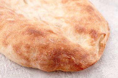Gürcistan lavaş ekmeği, taze pişmiş, masanın üstünde, insan yok.,