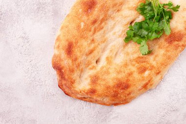 Gürcistan lavaş ekmeği, taze pişmiş, masanın üstünde, insan yok.,