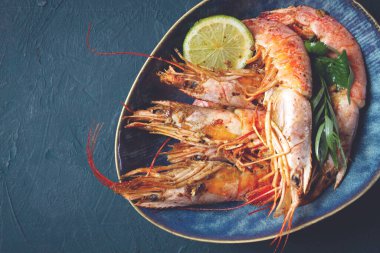 Langoustines, Avustralyalı, buzda taze donmuş, üst manzara, kireç ve yeşiller,