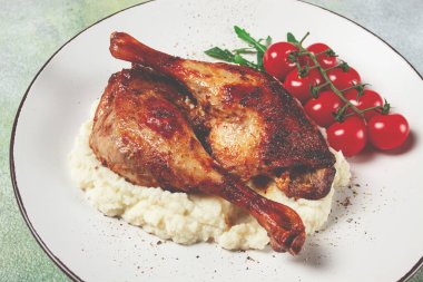 Kızarmış ördek şişi, karnabahar püresi, kiraz domatesleri, ev yapımı, insan yok.,